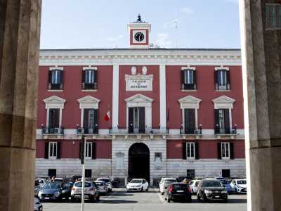 Di fronte al politeama si staglia invece l�imponente Palazzo della Prefettura, di severo stile neoclassico. Progettato dopo che nel 1806 Bari �strapp� a Trani il titolo di capoluogo di provincia, si presenta con un prospetto di colore bianco e rosso, scandito da finestre timpanate e coronato da un cornicione al centro del quale si eleva la particolare torretta dell�orologio